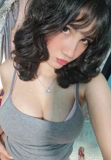 Woman on camera during a private Flingster chat