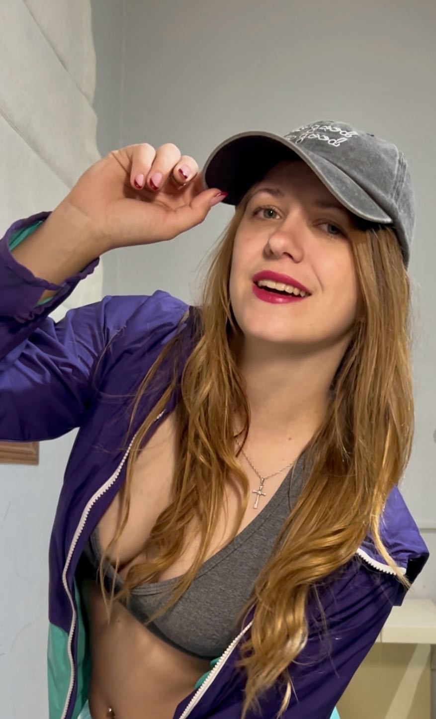 Woman on camera during a private Flingster chat